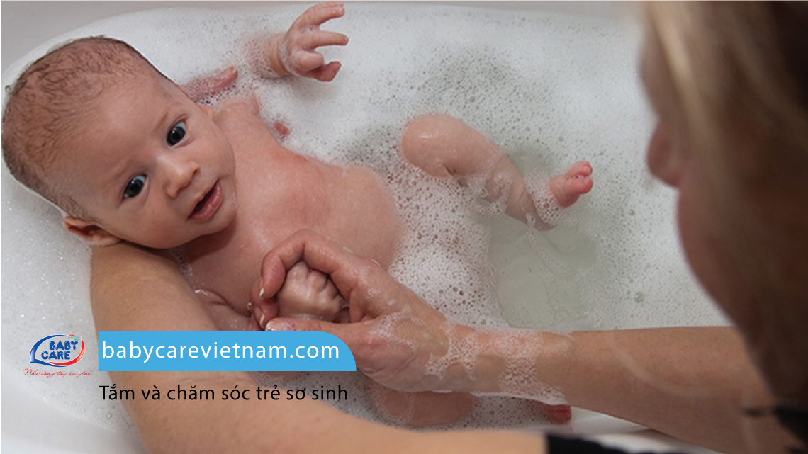 Tắm và chăm sóc da cho trẻ sơ sinh 